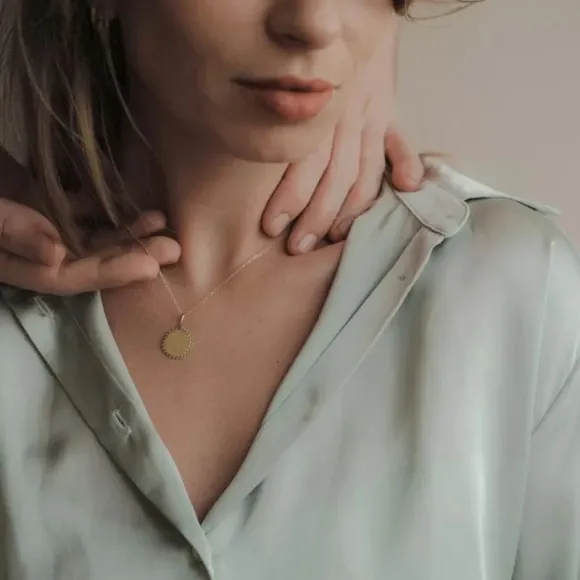 Collier Maman du Monde d'Ilado, idée cadeau fête des mères, finition or jaune 18 carats