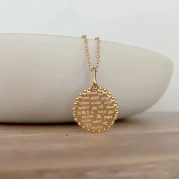 Collier Maman du Monde d'Ilado, idée cadeau fête des mères, finition or jaune 18 carats